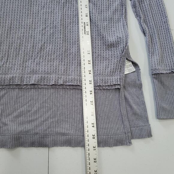We The Free Shirt Womens Small Gray Waffle Knit Thermal Long Sleeve Split Hem - Picture 4 of 9